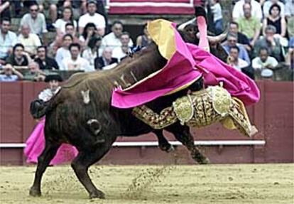 El tercer toro voltea, sin consecuencias, a Eugenio de Mora, cuando iniciaba un quite capote a la espalda.