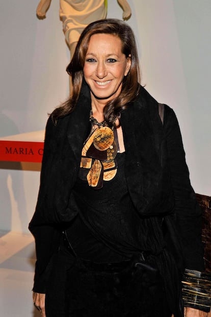 Donna Karan ataviada con un collar-babero de talla XXL.