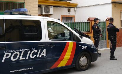 Dos miembros de la Policía Nacional, durante una operación antiyihadismo.