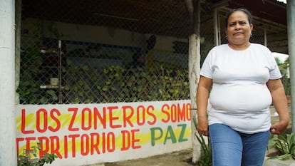 Beatriz García frente a su casa en el municipio de Zona Bananera, en el departamento de Magdalena, Colombia.