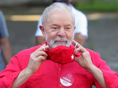 O ex-presidente Luiz Inácio Lula da Silva durante votação no primeiro turno das eleições municipais em São Bernardo do Campo, São Paulo.