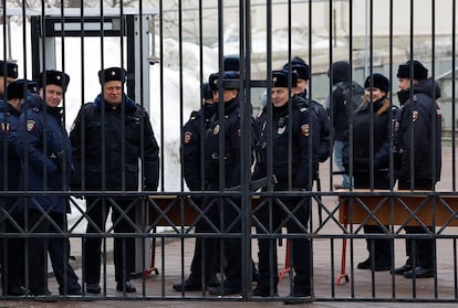 Decenas de agentes de policía vigilan este viernes el exterior de la iglesia ortodoxa, en el barrio moscovita de Mariino.