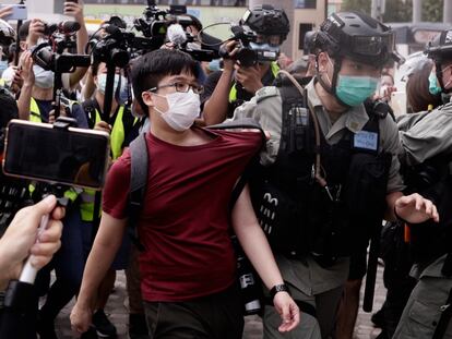 Un policía arresta a un hombre durante una protesta contra el Gobierno, el pasado 10 de mayo, en Hong Kong.