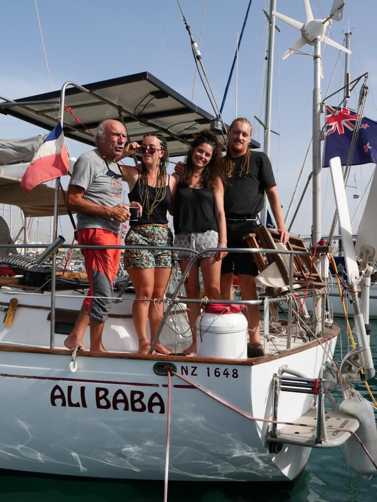 Manon (tercera por la izquierda) y Guy (primero), junto a los nuevos tripulantes, Valentin y Camille.