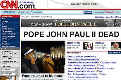 Sin duda, la CNN, por televisión e Internet, es uno de los medios que siempre está donde se produce la noticia. Su seguimiento en las últimas noches ha sido exhaustivo Con un escueto "Muere el papa Juan Pablo II", a grandes caracteres, informa de uno de los hechos más relevantes de los últimos años. Otro titular abajo agrega que el Papa "Vuelve a casa".