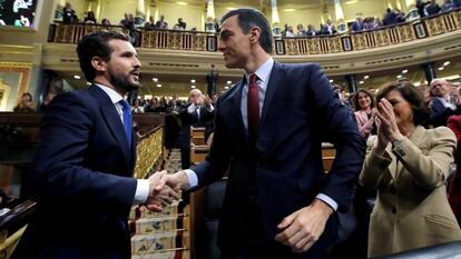 Pablo Casado saluda Pedro Sánchez després de la votació d'investidura aquest dimarts al Congrés.