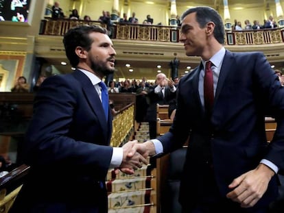Pablo Casado saluda a Pedro Sánchez tras la votación de investidura este martes en el Congreso.