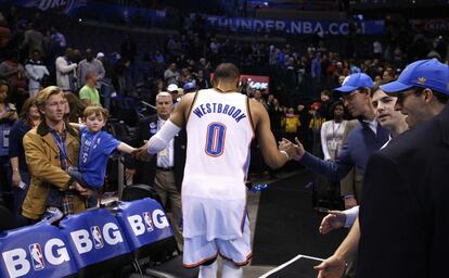 Westbrook enfila el túnel de vestuarios en medio de las felicitaciones de los seguidores de los Thunder.