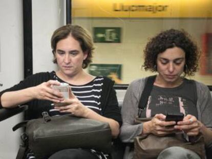 Ada Colau consultant el mòbil al metro en una imatge del 2019.
