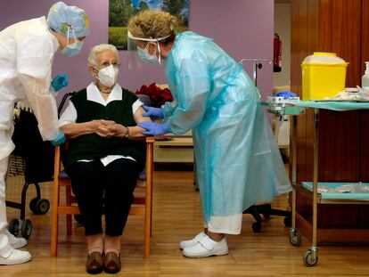 Araceli Hidalgo, de 96 años, sentada, recibió la primera vacuna contra la covid en España, en una residencia de Guadalajara.