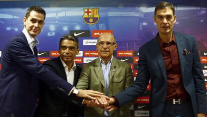 Rodrigo de la Fuente, Albert Soler, Joan Bladé y Georgios Bartzokas juntan sus manos durante la presentación del nuevo técnico del equipo de baloncesto.