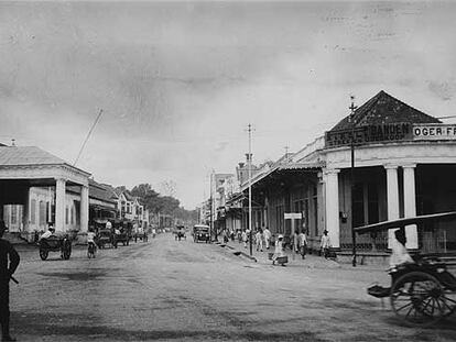Una calle de Yakarta, capital de Indonesia, en 1921.