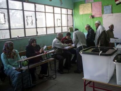 Votación de las legislativas en un colegio electoral en El Cairo.