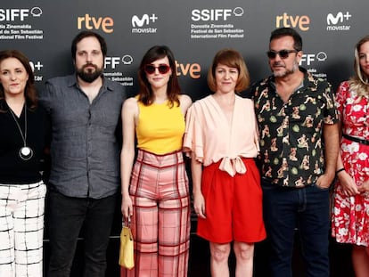 Carlos Vermut (izquierda), junto con el equipo de su película 'Quién te cantará', hoy en la Academia de cine en Madrid.