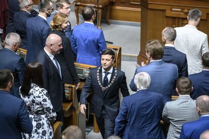 El Presidente de Ucrania, Volodymyr Zelensky, después de su ceremonia de inauguración en el parlamento en Kiev.
