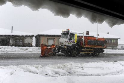 Una máquina quitanieves en Pajares, Asturias.