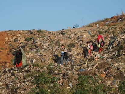 'Gancheros' en la montaña de residuos del vertedero de Cateura, en Asunción.