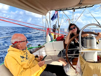 Guy, el capitán del velero, y Manon, la joven francesa que le acompañó durante todo el viaje.