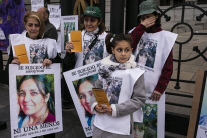 Las tres hermanas de Marcela Folch y su sobrina dijeron 'presente' en la manifestación de Buenos Aires para exigir al Estado argentino que proteja a sus tres sobrinos del padre maltratador. Folch denunció tres veces a su marido, pero la violencia contra ella y sus hijos no cesó. Su estado depresivo -derivado de años de maltrato- se intensificó cuando perdió el seguro médico que le cubría sus tratamientos médicos y psiquiátricos. Tras siete años sin conseguir justicia, el pasado 20 de marzo se suicidó. El año pasado había participado en la manifestación "Ni una menos" sin saber que ella iba a ser una más. Sus hermanas temen ahora por la integridad física de sus sobrinos, que actualmente viven con el padre.