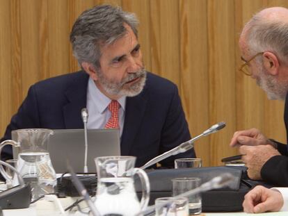 El presidente del Tribunal Supremo y del Consejo General del Poder Judicial (CGPJ), Carlos Lesmes (izquierda), en enero en una reunión de la comisión permanente y del pleno del CGPJ celebrados en Pontevedra.