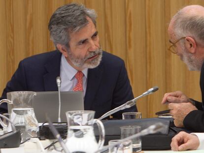 El presidente del Consejo General del Poder Judicial, Carlos Lesmes (a la izquierda), en un pleno del CGPJ en Pontevedra en enero.
