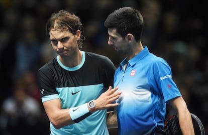 Rafael Nadal saluda tras su derrota frente a Novak Djokovic, en el Masters de Londres, el 21 de noviembre de 2015. 