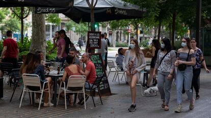A street café in Barcelona, which is currently in Phase 1 of the deescalation plan.