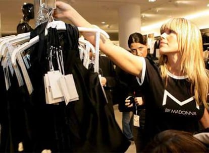 Un empleada coloca las prendas de la colección 'M de Madonna' en una tienda de Dusseldorf, Alemania