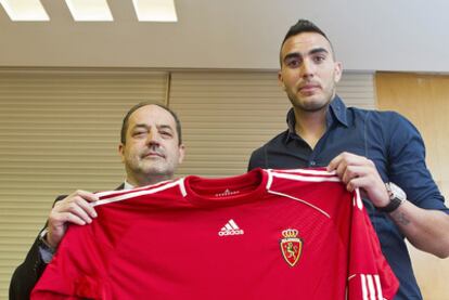 Agapito Iglesias, el dueño del Zaragoza, y Roberto Jiménez, en la presentación oficial del portero.