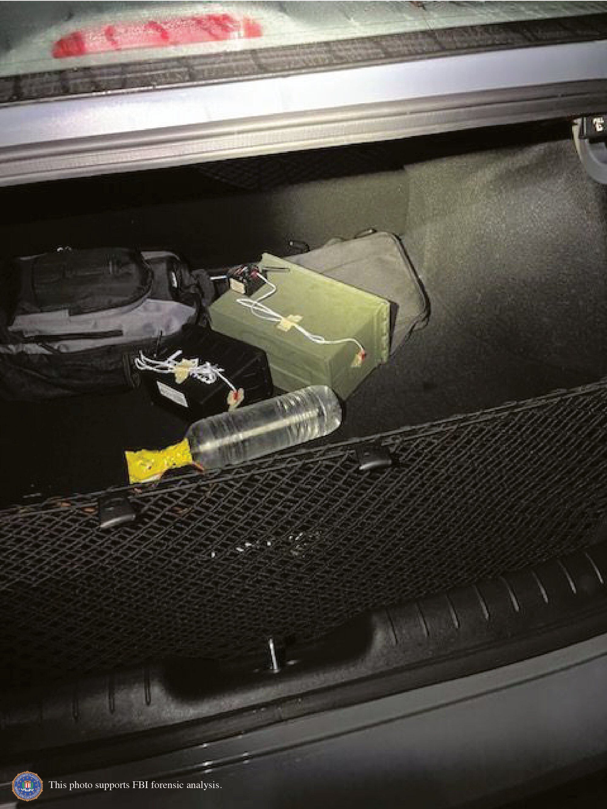 Porta-malas do carro dirigido pelo agressor de Trump, em imagem do FBI.