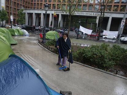 Angelines Avila limpiando el campamento de los sin techo frente al Ministerio de Sanidad