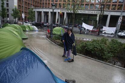 Angelines Avila limpiando el campamento de los sin techo frente al Ministerio de Sanidad