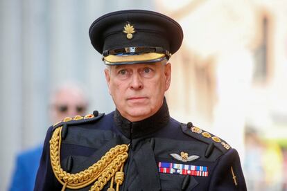 
La reina Isabel II ha decidido retirar todos sus títulos militares al príncipe Andrés, que será juzgado en Estados Unidos por su presunta implicación en un escándalo de abuso sexual a una menor, según anunció este jueves el Palacio de Buckingham.