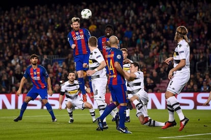 Lionel Messi lucha por un balón aereo en un momento del partido.