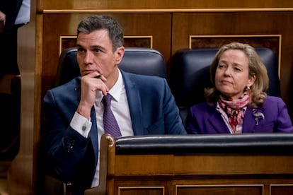 El presidente del Gobierno, Pedro Sánchez, y la vicepresidenta primera y ministra de Economía, Nadia Calviño, durante una sesión plenaria en el Congreso de los Diputados, a 24 de enero de 2023, en Madrid (España).