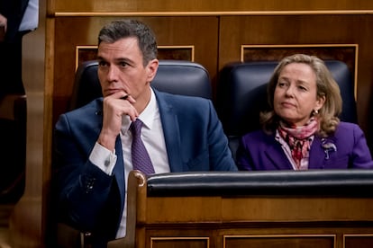 El presidente del Gobierno, Pedro Sánchez, y la vicepresidenta primera, Nadia Calviño, en el Congreso el 24 de enero.