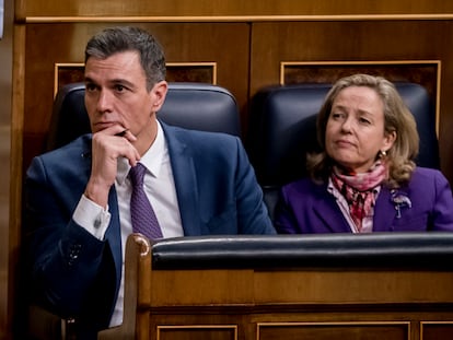 El presidente del Gobierno, Pedro Sánchez, y la vicepresidenta primera y ministra de Economía, Nadia Calviño, durante una sesión plenaria en el Congreso de los Diputados, a 24 de enero de 2023, en Madrid (España).