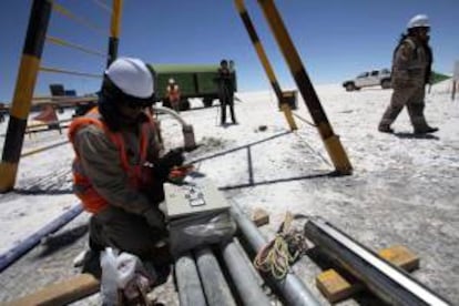 Como parte de la iniciativa, Bolivia ya tiene en funcionamiento una planta semiindustrial para producir cloruro de potasio y otra piloto para fabricar 40 toneladas mensuales de carbonato de litio. EFE/Archivo