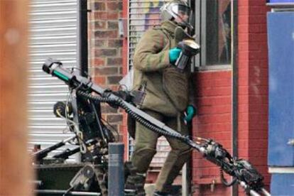 Un artificiero inspecciona la entrada de una vivienda en Beeston, cerca de Leeds.