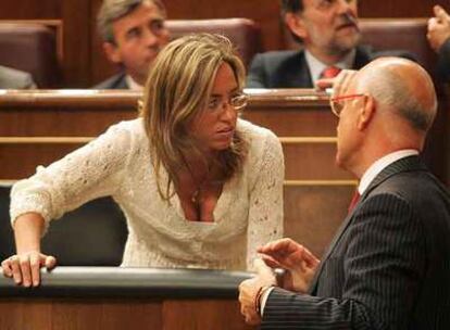 La ministra de Vivienda, Carme Chacón, conversa con el portavoz de CiU, Josep Antoni Duran Lleida.