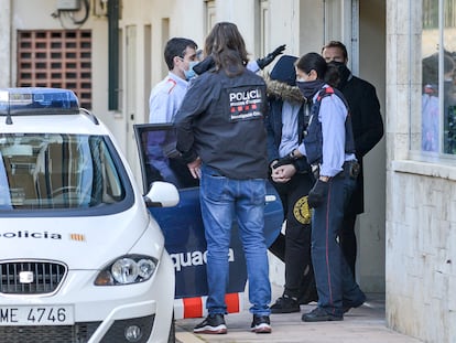 El informático, presunto cabecilla de la red de falsificación, sale detenido de su casa en S'Agaró el martes.