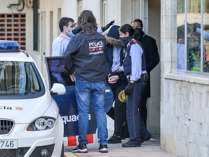 Un hombre es detenido el pasado mayo, tras el registro en la vivienda del edificio Creu de Sant Pol en S'Agaró, por falsificación de permisos de conducir.