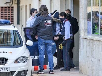 Un hombre es detenido el pasado mayo, tras el registro en la vivienda del edificio Creu de Sant Pol en S'Agaró, por falsificación de permisos de conducir.