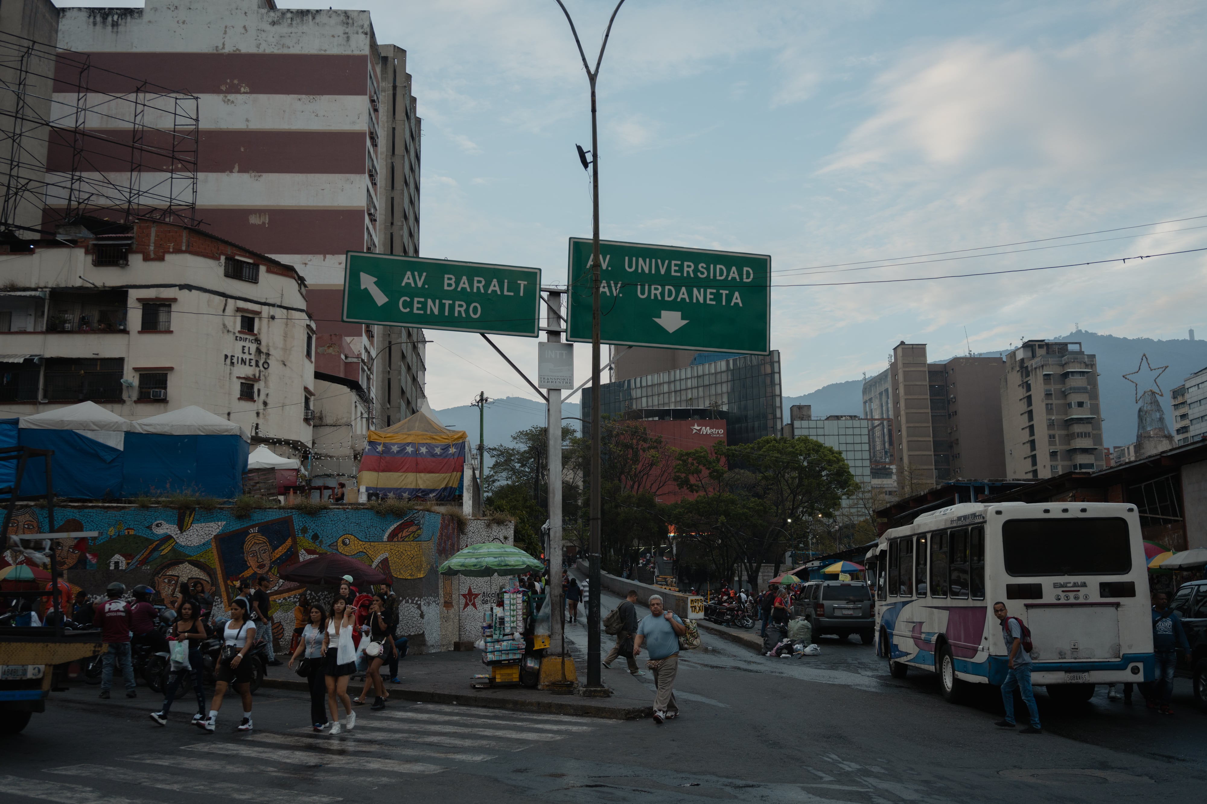 Transeúntes caminan por el centro de Caracas, Venezuela, el 11 de abril de 2026.
