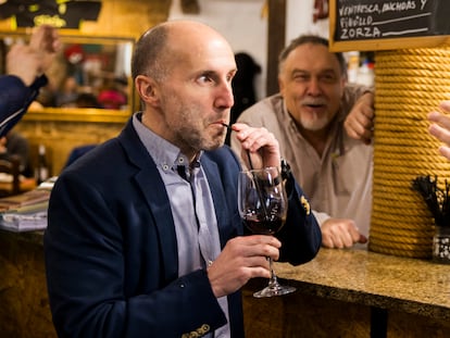 El alcalde de Ourense y líder de Democracia Ourensana, Gonzalo Pérez Jácome, en un local de la zona vieja de Ourense.