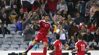 Omar Al-Somah, delantero sirio, celebra el gol de su selecci&oacute;n en Sydney.