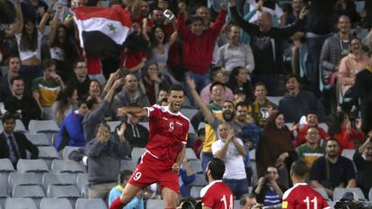 Omar Al-Somah, delantero sirio, celebra el gol de su selecci&oacute;n en Sydney.