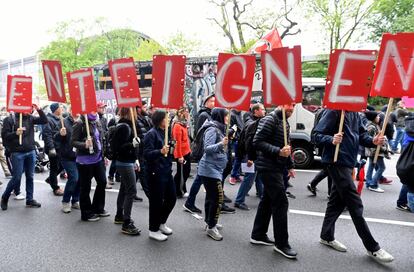 Manifestantes protestam em uma rua em Hamburgo durante o Dia Internacional do Trabalho.