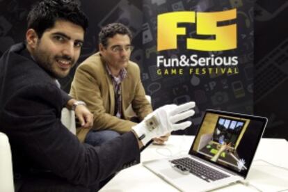 Los creadores del Glove One durante una demostración del festival Fun & Serious de Bilbao.