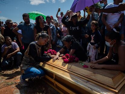 Familiares se despiden de uno de los fallecidos den el colapso de Bulla Loca en La Paragua (Venezuela) el 22 de febrero 2024.